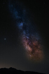 Bella vista de la Vía Láctea en una noche estrellada oscura de verano