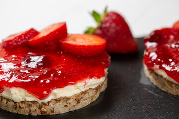 rice cakes with strawberries