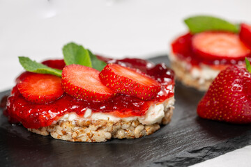 rice cakes with strawberries
