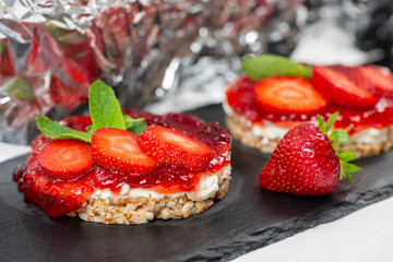 rice cakes with strawberries