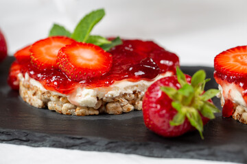 rice cakes with strawberries