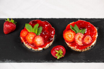 rice cakes with strawberries