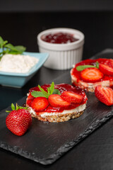 rice cakes with strawberries