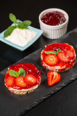 rice cakes with strawberries