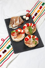 rice cakes with cherry tomatoes, Prosciutto and mozzarella