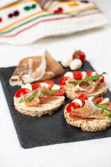 rice cakes with cherry tomatoes, Prosciutto and mozzarella