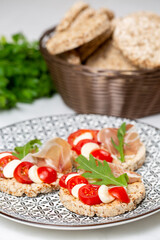 rice cakes with cherry tomatoes, Prosciutto and mozzarella