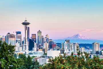 Seattle Cityscape with Mt. Rainier in the Background at Sunset, Washington - obrazy, fototapety, plakaty