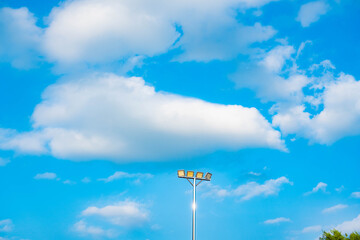 공원에서 파란 하늘위에 구름