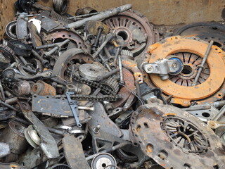 Zdjęcie rdzawych odpadów metalowych na złomowisku © Agnieszka