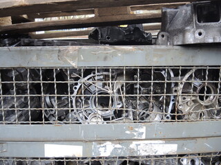 Zdjęcie rdzawych odpadów metalowych na złomowisku