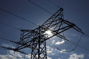 Stromleitungsmast und Sonne