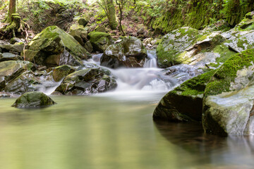 渓谷の流れる水