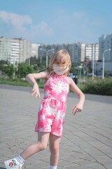 Naklejka premium girl of five years having fun in the city after quarantine