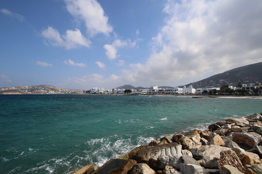 Village de Parikia en Gr&egrave;ce avec vue sur la mer
