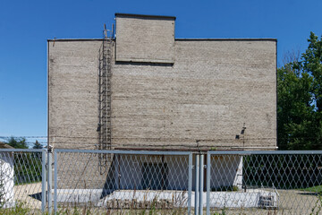 Magazyn przemysłowy z cegły za ogrodzeniem  © Miroslaw