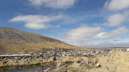 Paisaje de monta&ntilde;a con cielo azul