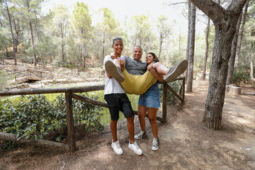 Padre Bianco con i due figli Italo-Brasiliani gioca a farsi prendere in braccio nel bel mezzo di un...