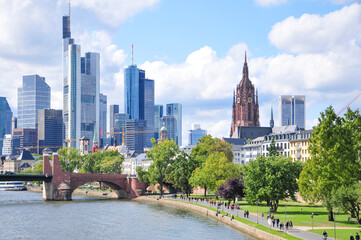 フランクフルトの近代的な高層ビル群　Landscape of modern skyscrapers in Frankfurt - obrazy, fototapety, plakaty