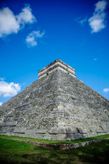 Fototapeta na wymiar the stairs of chichen itza temple. Mexico