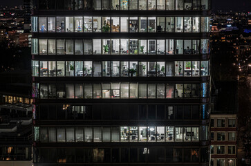 Fototapeta na wymiar Bürohochhaus mit beleuchteten Büros