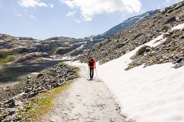 Naklejka premium Murtèl, Corvatsch, Bergstation, Bergbahn, Wanderweg, Wanderer, fuorcla surlej, Piz Corvatsch, Piz Roseg, Oberengadin, Sommer, Schneefeld, Graubünden, Schweiz