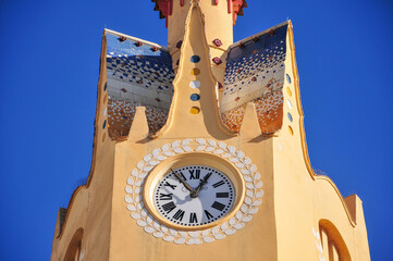 カラフルな美しい時計塔　Bright and colorful beautiful clock tower