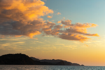 Sonnenuntergang am pazifischen Meer in Tarcoles in Coesta Rica
