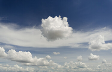 Naklejka premium beautiful blue sky and white fluffy cloud horizon outdoor for background.