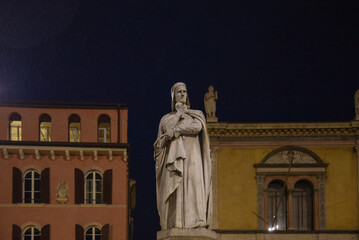 Obraz premium Monument of poet Dante Alighieri in the Piazza dei Signori in Verona, Italy