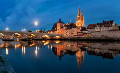 Regensburg-Panorama zur blauen Stunde mit Donauspiegelung