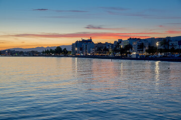 Fototapeta premium Atardecer con el mar en calma en la ciudad de Roses, Alt Empordà, Costa Brava, Cataluña, España