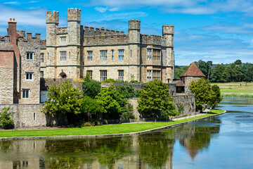 Obraz premium Leeds Castle in Kent, England viewed from a public footpath that runs through the grounds