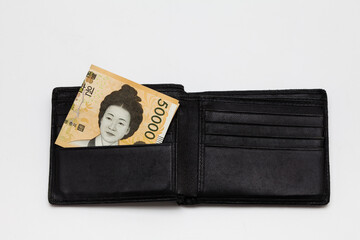 Paper korea won banknotes in old leather purse