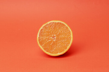 media naranja jugosa sobre fondo anaranjado
