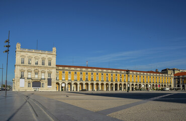 Obraz premium Summer morning in the Commerce square (Praca do Comercio), in Lisbon, Portugal