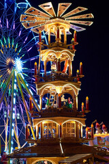 Obraz premium Christmas market with a pyramid