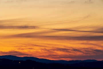 Sonnenuntergang mit Wald und Hügellandschaft