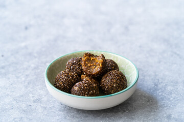 Raw Vegan Healthy Snacks Chia Seed Balls / Energy Bites.