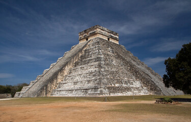 Fototapeta na wymiar Tourism. Seven world wonders. Ancient maya civilization and architecture. Temple Kukulkan of Chichén Itza, mayan stone pyramid ruins in Yucatán, México. 