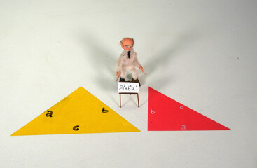 Geometric model setup describes the Pythagoras formula with an isosceles and a 3:4:5 triangle