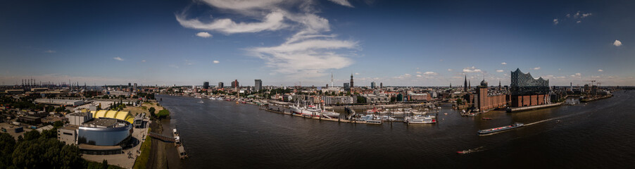 Fototapeta na wymiar Hamburg Panorama mit Elbphilharmonie