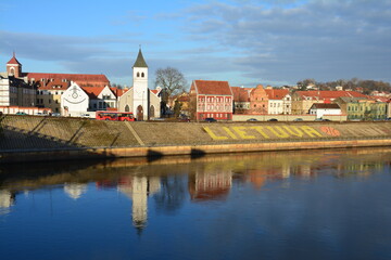 Reflets fa&ccedil;ades rivi&egrave;re Kaunas Lituanie 