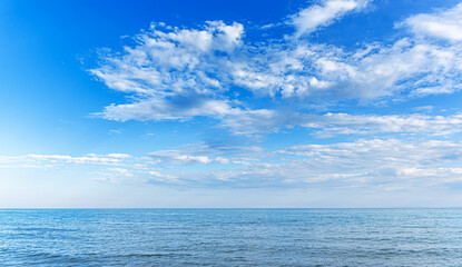 Obraz premium Seascape at sunset. Beautiful evening sky at sunset and sea surf.