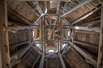 Wnętrze drewnianej wierzy fotografowane od środka