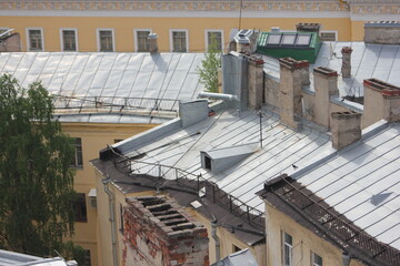Obraz premium Saint-Petersburg, Russia - 10.06.20. Cityscape panorama of old central city part, view from a roof. Famous rooftops of St. Petersburg with Saint Isaac's Cathedralat the background.