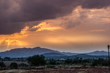 Obraz premium atardecer montañas