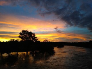 Obraz premium Por do sol fim de tarde mais lindo. 