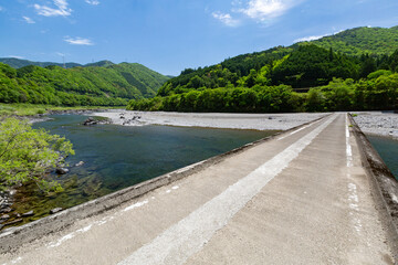 四万十川 茅吹手沈下橋（新谷橋） -洪水時には橋面が水面下になる橋-