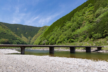 四万十川 茅吹手沈下橋（新谷橋） -洪水時には橋面が水面下になる橋-